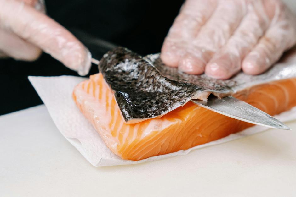 Kako oguliti kožu lososa | Author: Ivan Samkov/pexels