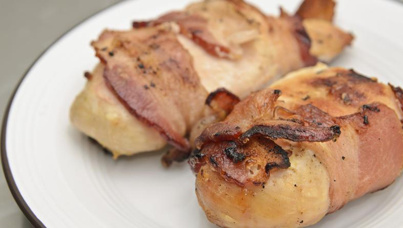 Piletina u slanini s graškom i porilukom
