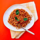 špageti s crvenim pestom