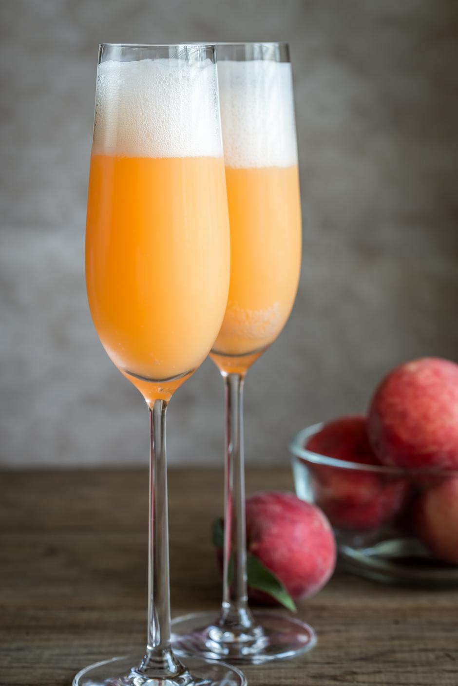 Bellini se poslužuje u rashlađenoj uskoj čaši za šampanjac, tzv. flute | Author: Shutterstock