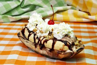 Banana split sa čokoladom i kokosom