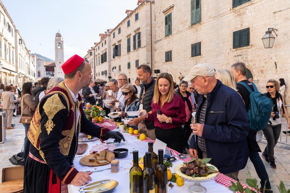 Tradicionalna Dubrovačka trpeza na Stradunu