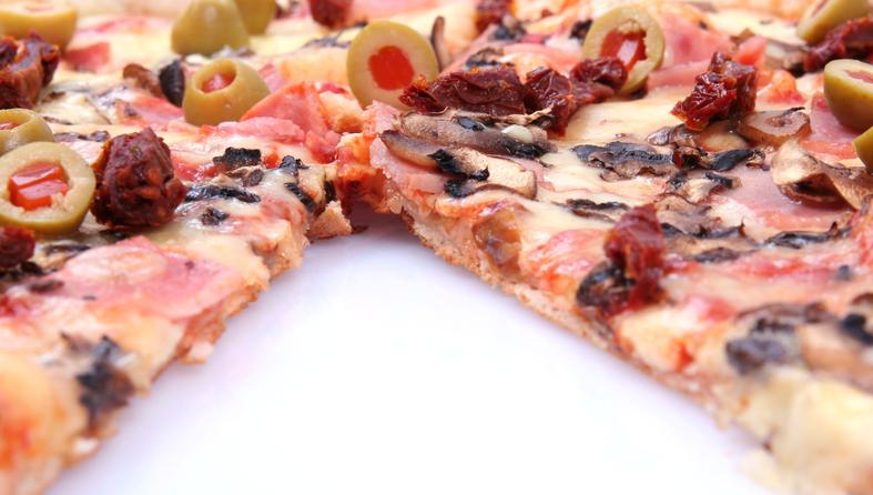 Pizza sa sušenim rajčicama, fetom i mozzarellom