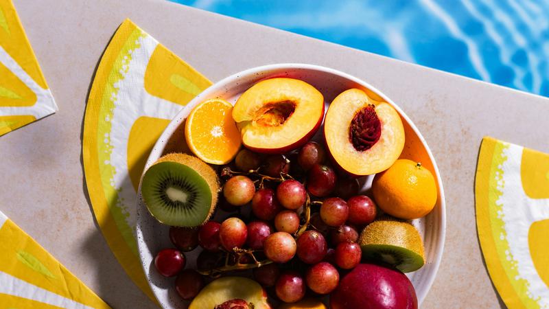 Osvje&zcaron;avaju&cacute;a vo&cacute;na salata s dresingom od meda i limete