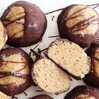 hrskave kuglice s kvinojom i kikiriki maslacem