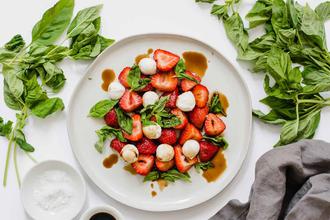 caprese salata s jagodama
