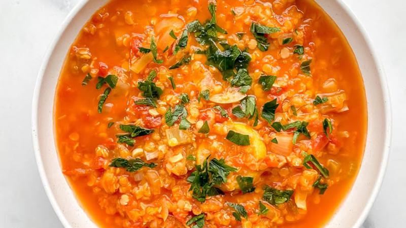 Proteinska juha od crvene leće s limunom i koprom