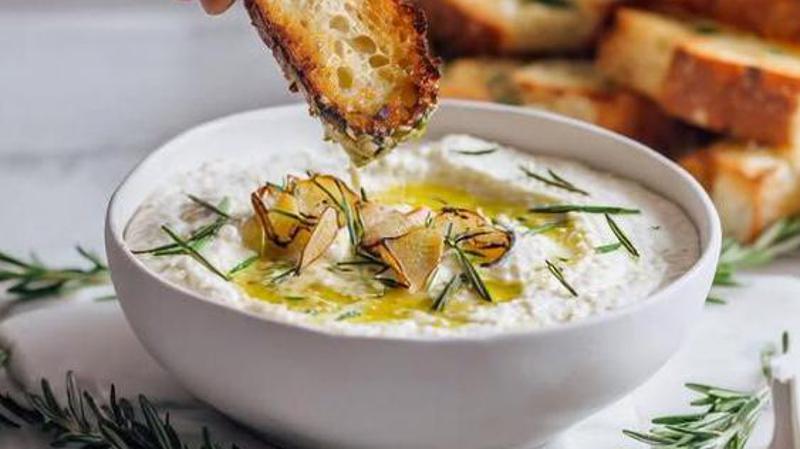 Napravi dip s pe&ccaron;enim &ccaron;e&scaron;njakom koji ide uz sve