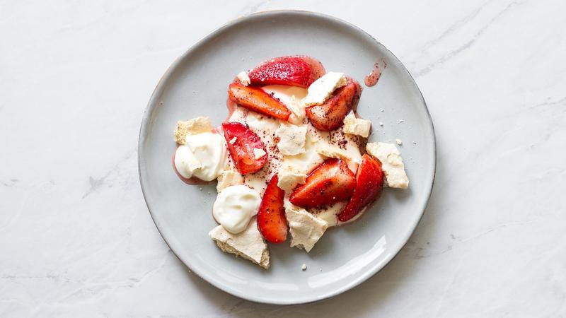 Eton mess - neuredna, ali jako fina delicija s jagodama