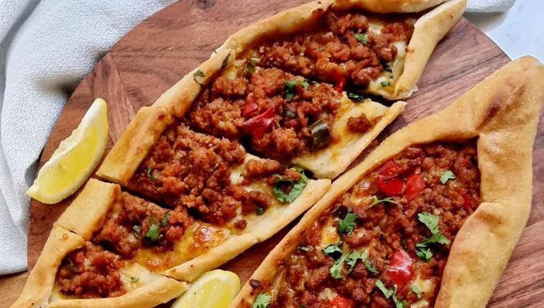 turska pizza, pide s mesom i paprikama