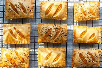 džepići od lisnatog tijesta punjeni tunom