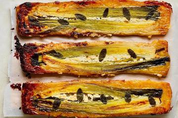 Slasni hrskavi naopaki tart s porilukom i sirom