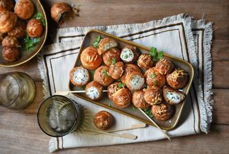 gougeres, profiteroli sa sirom