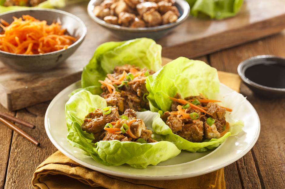 Wrap azijska piletina na listovima salate | Author: 123rf
