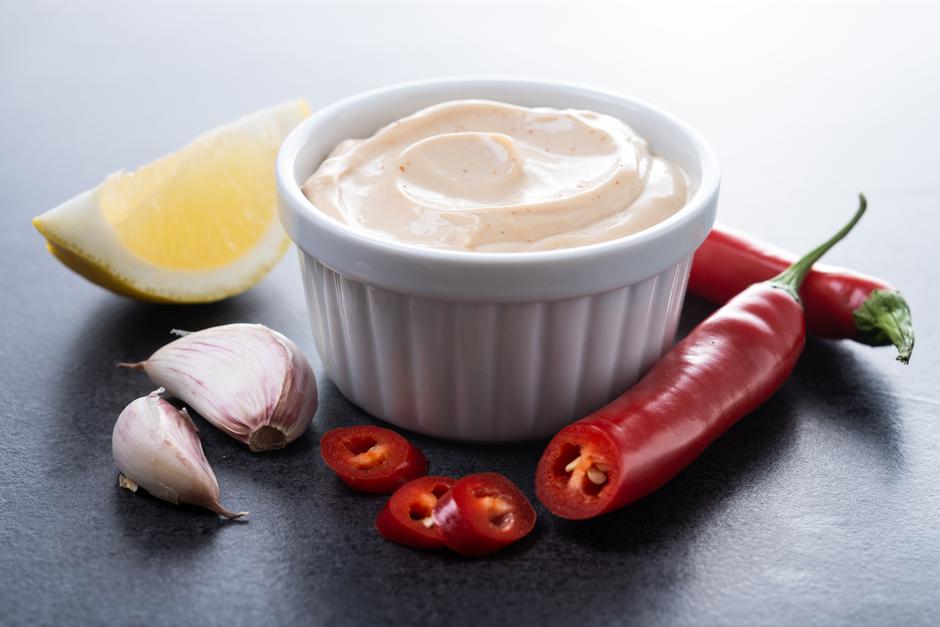 Chipotle sauce and spices on black slate background | Author: Chandlervid85/Freepik