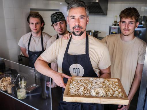 24sata. Zagreb:Chef Romel Stelmah mijesi tjesteninu