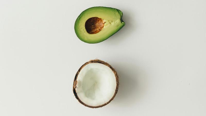 Avokadovo vs. kokosovo ulje: koja je razlika i kada koje koristiti