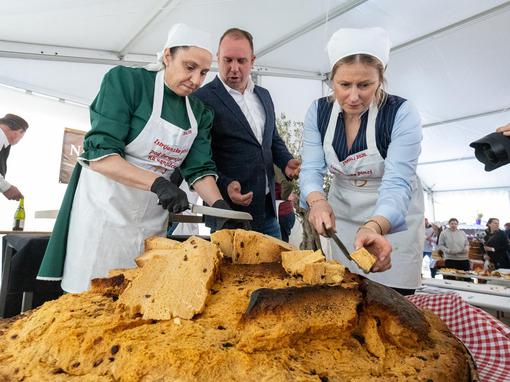 U Žminju napravljena najveća pinca, kandidat za Guinnessovu knjigu rekorda