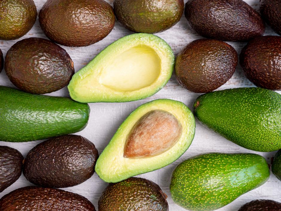 Mix of ripped and green avocados on white wooden board | Author: DC Studio/Freepik