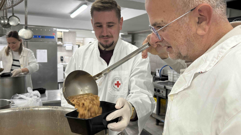 Vinski znalci  kuhali za beskućnike i potrebite u Crvenom križu u Rijeci
