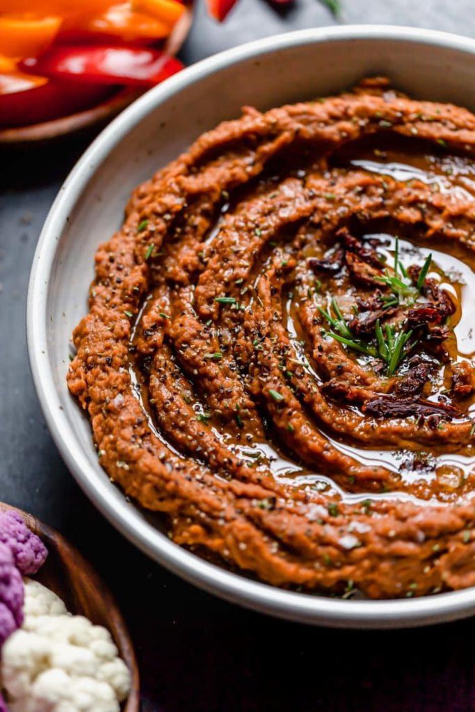 dip od prepečenoga graha | Author: The Real Food Dietitians/Pinterest