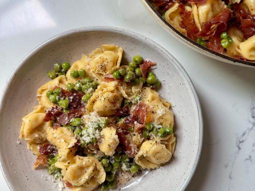 Složi torteline s burratom, graškom i pršutom za brz, ali prefin ručak