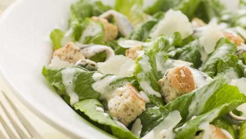 Cezar salata, krutoni i začinsko bilje
