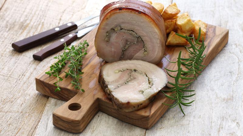 SLASNO PE&Ccaron;ENJE Zarolaj odojak i odu&scaron;evi goste!