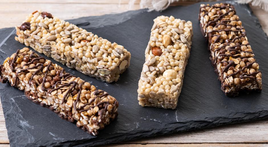 Healthy Muesli bar with nuts and seeds on wooden table | Author: Chandlervid85/Freepik