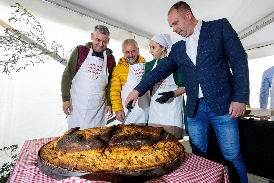 U Žminju napravljena najveća pinca, kandidat za Guinnessovu knjigu rekorda