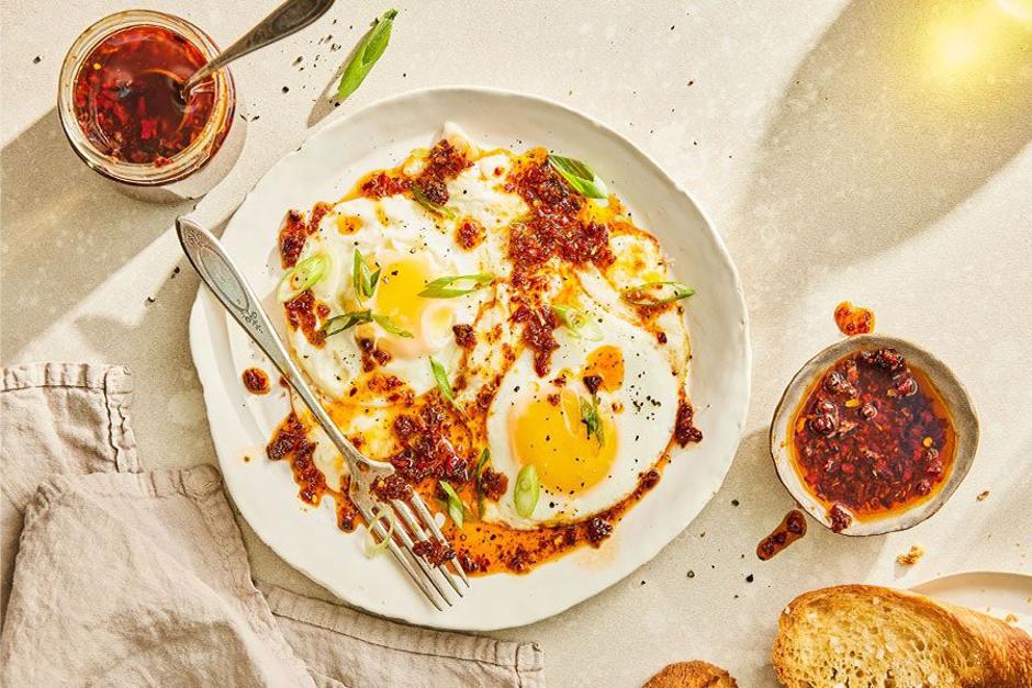 chili crisp jaja na oko | Author: DeLallo/Pinterest