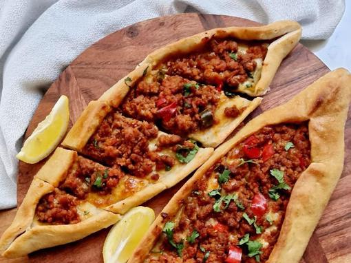 turska pizza, pide s mesom i paprikama