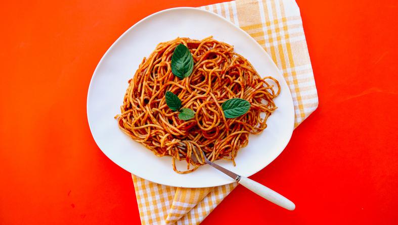 špageti s crvenim pestom