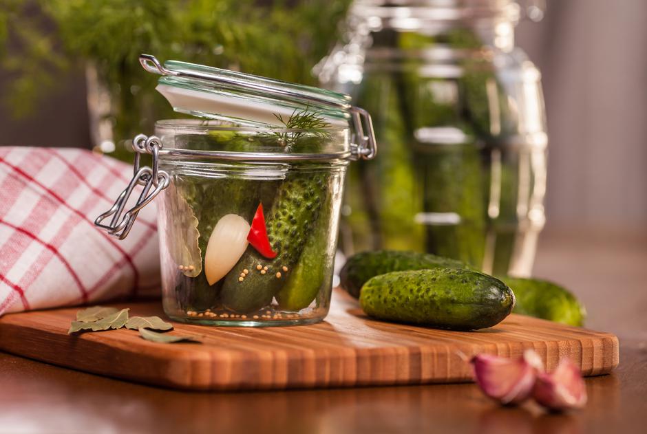 Pickling cucumbers in the jar 
 | Author: gpointstudio / Freepik