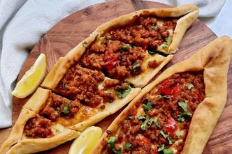 turska pizza, pide s mesom i paprikama