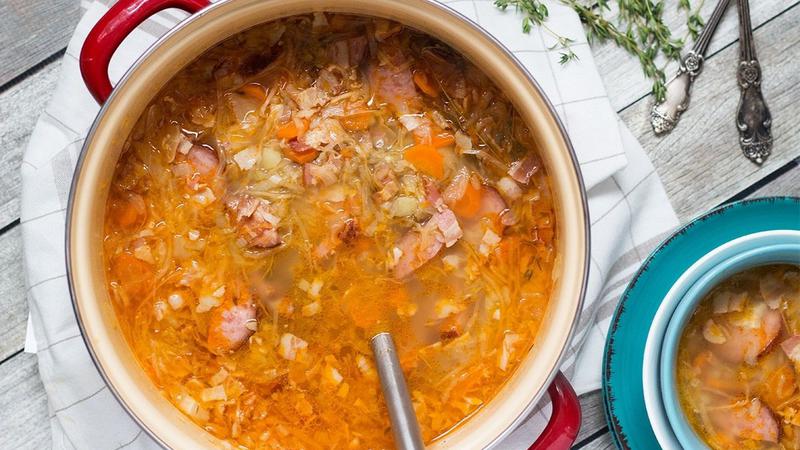 Prezimi uz pikantno varivo od kiselog kupusa i pe&ccaron;enica