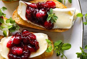 Bruschette s brie sirom, brusnicama i narom