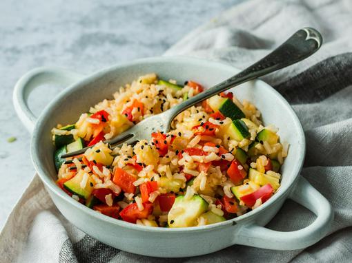 Salata od smeđe riže s preljevom od meda i limuna