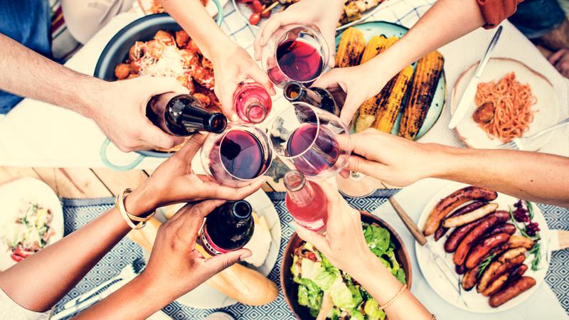 Ljetni brunch u vlastitom dvori&scaron;tu: Kako organizirati dru&zcaron;enje koje &cacute;e svi pamtiti