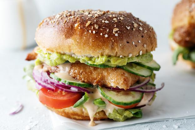 Sočan pureći burger s avokadom i majonezom od limete