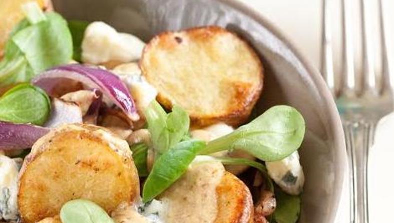 Salata od pečenog krumpira i plavog sira