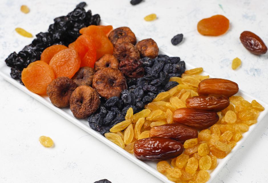 Various dried fruits,dates,plums,raisins,figs,top view | Author: azerbaijan_stockers / Freepik