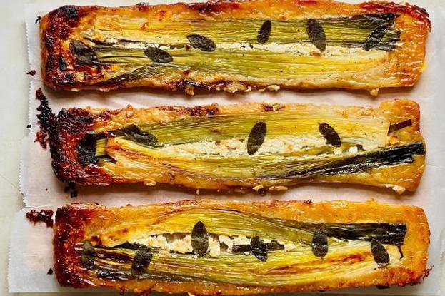 Slasni hrskavi naopaki tart s porilukom i sirom