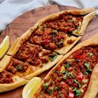 turska pizza, pide s mesom i paprikama