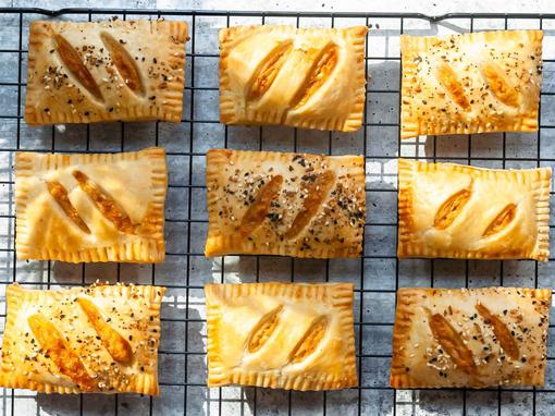 džepići od lisnatog tijesta punjeni tunom