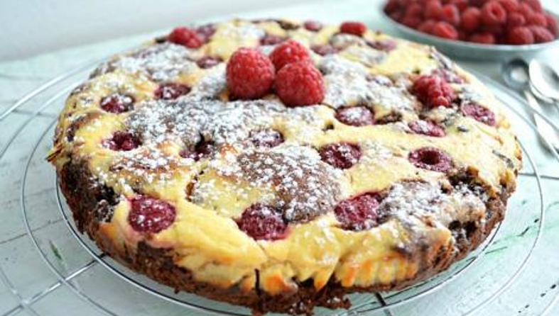 Cheesecake s malinama i pistacijama