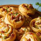 pužići od lisnatog tijesta s kobasicama i krem sirom