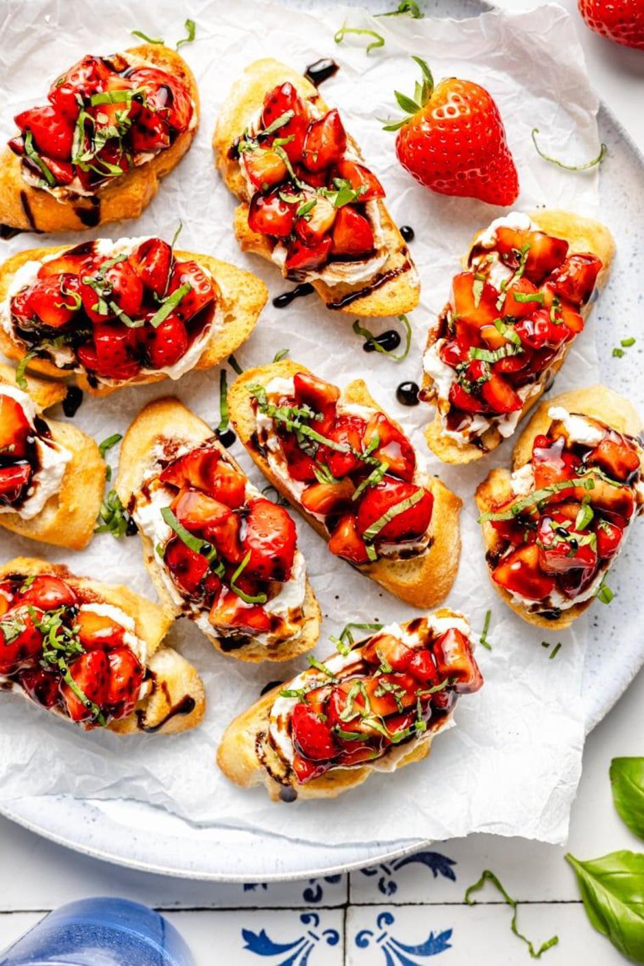 bruschette s jagodama | Author: ambitiouskitchen.com/Pinterest