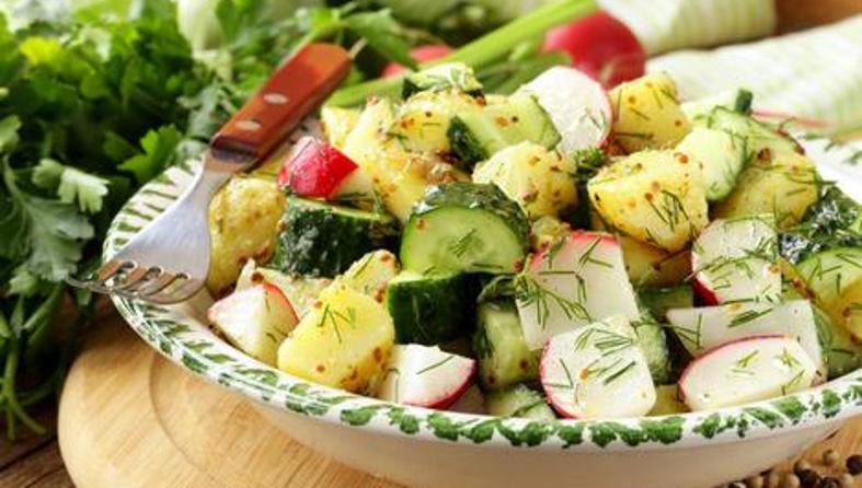 Rotkvice i krastavci u krumpirovoj salati