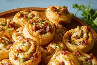 pužići od lisnatog tijesta s kobasicama i krem sirom